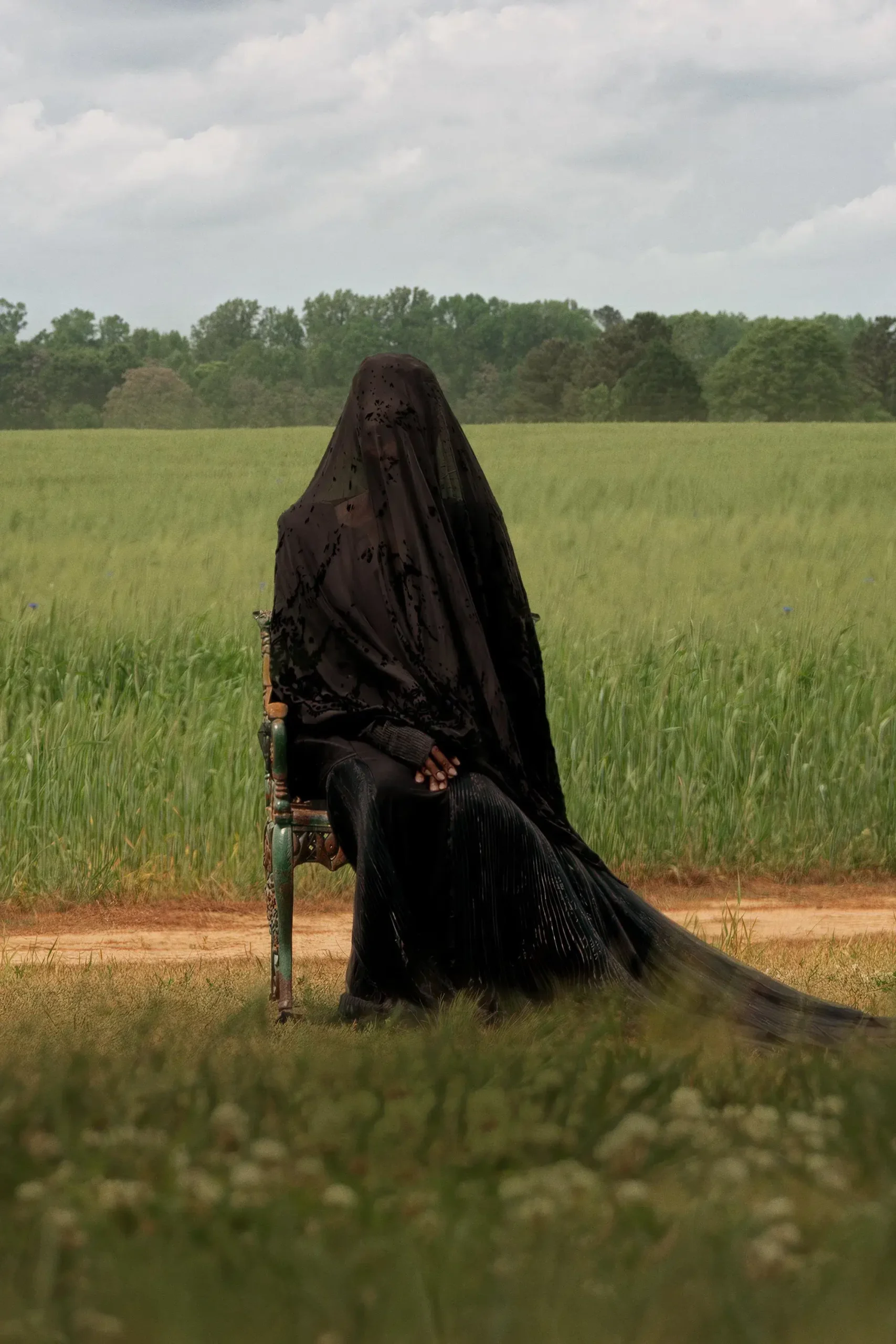 زنی در محوطه (The Woman in the Yard)
